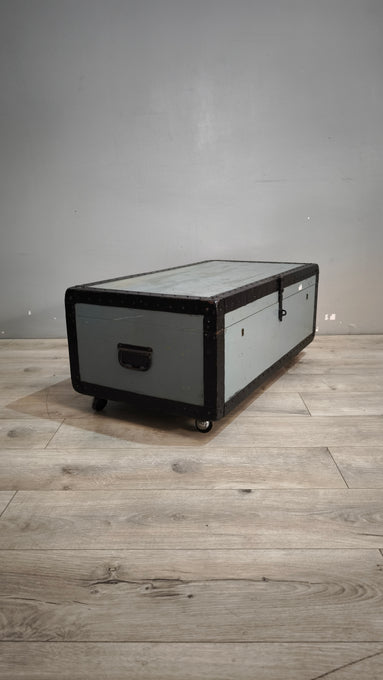 90916 Baule in legno e ferro grigio con ruote