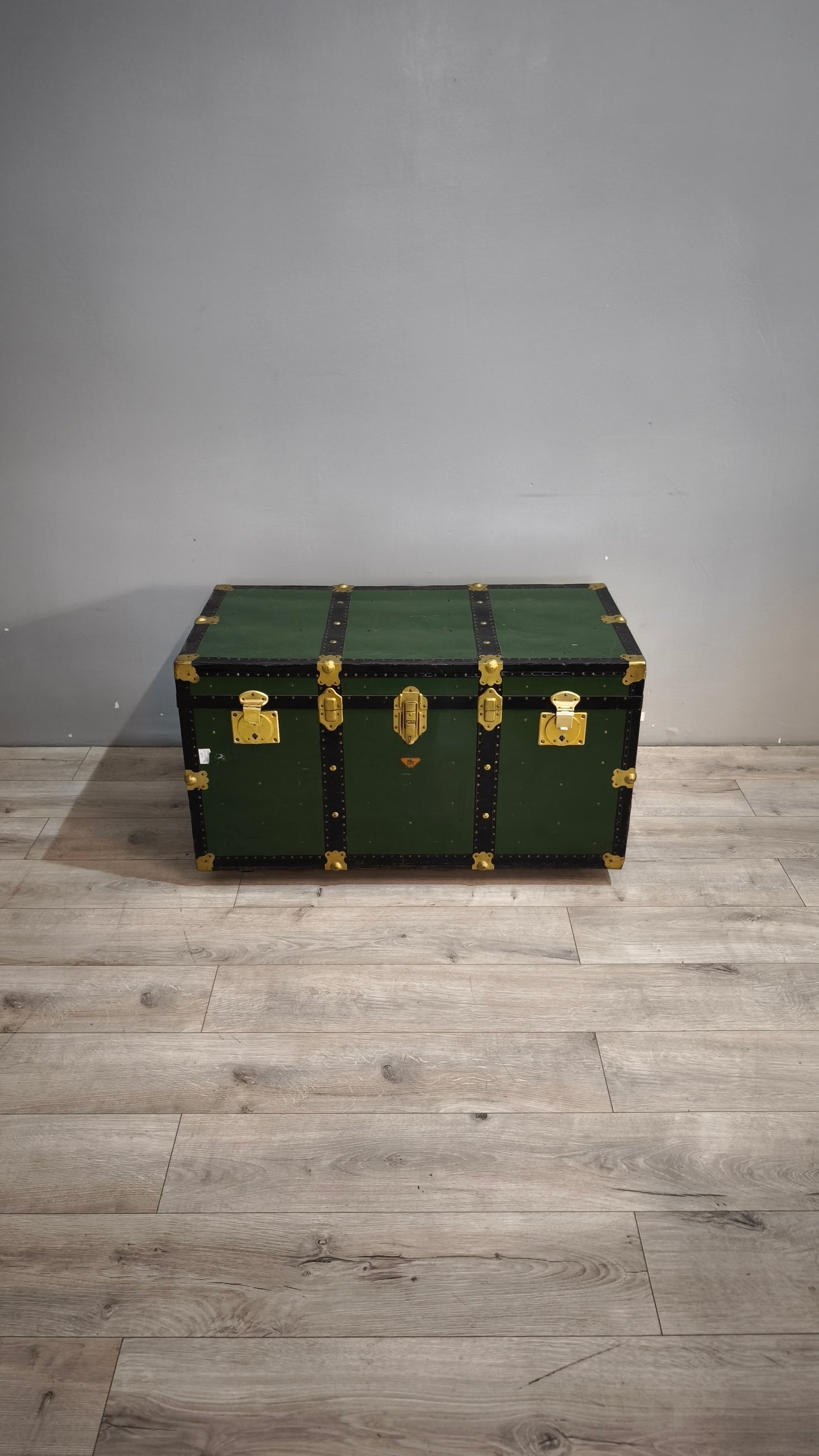 90916 Baule in legno e ferro verde con ruote