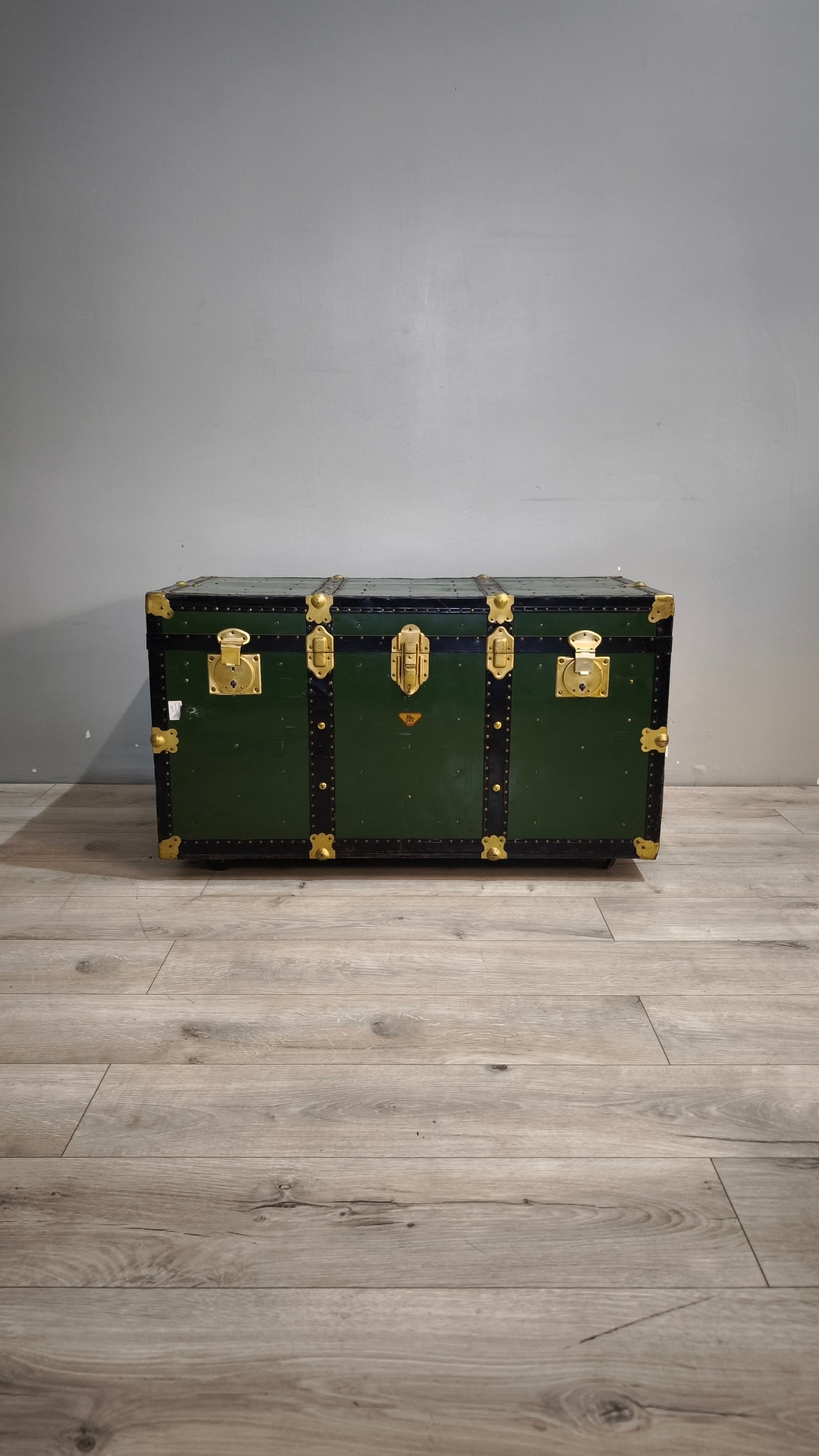 90916 Baule in legno e ferro verde con ruote