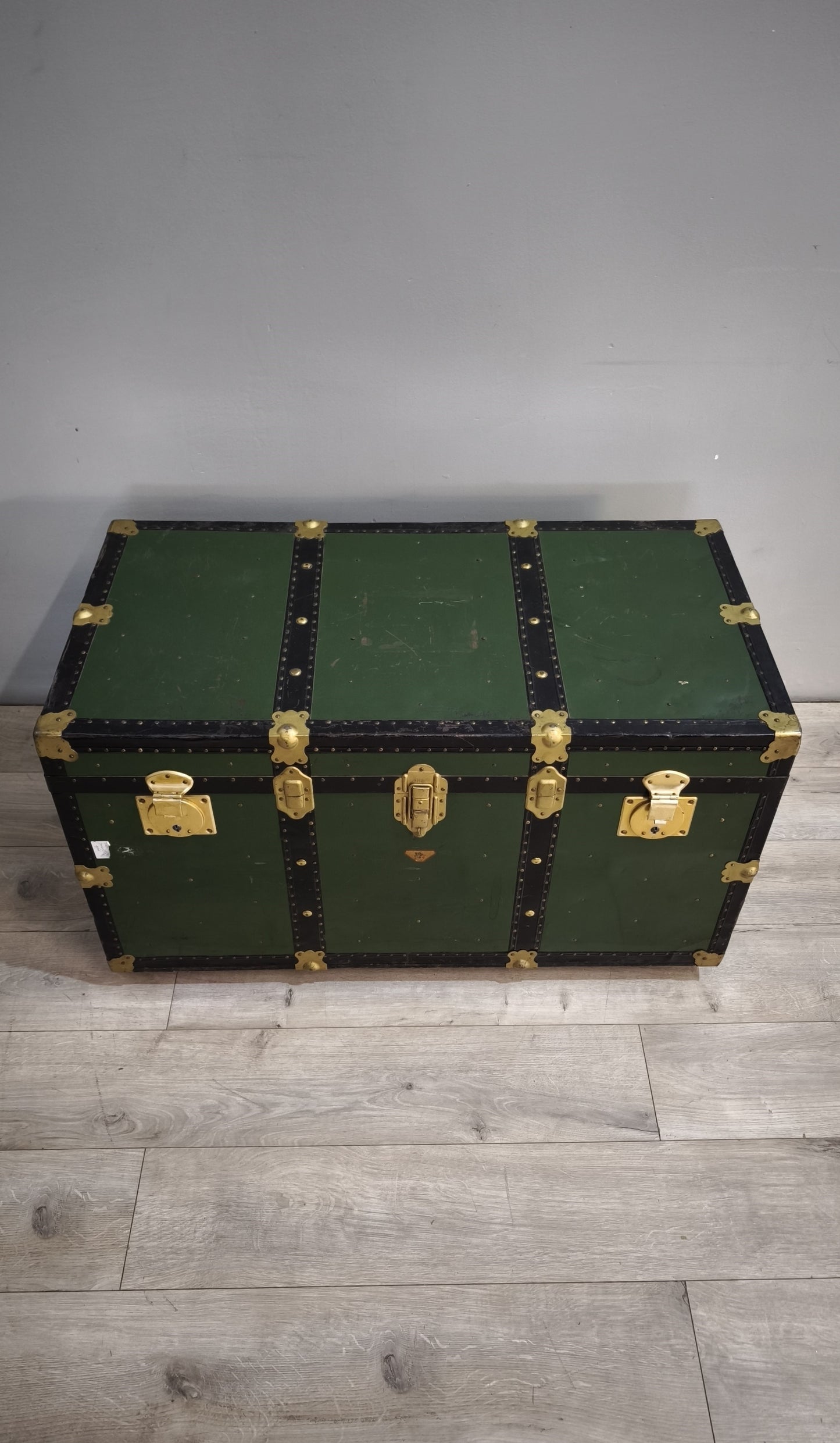 90916 Baule in legno e ferro verde con ruote