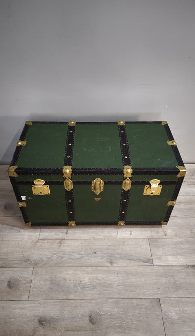 90916 Baule in legno e ferro verde con ruote