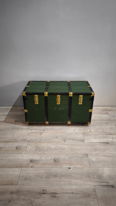 90916 Baule in legno e ferro verde con ruote