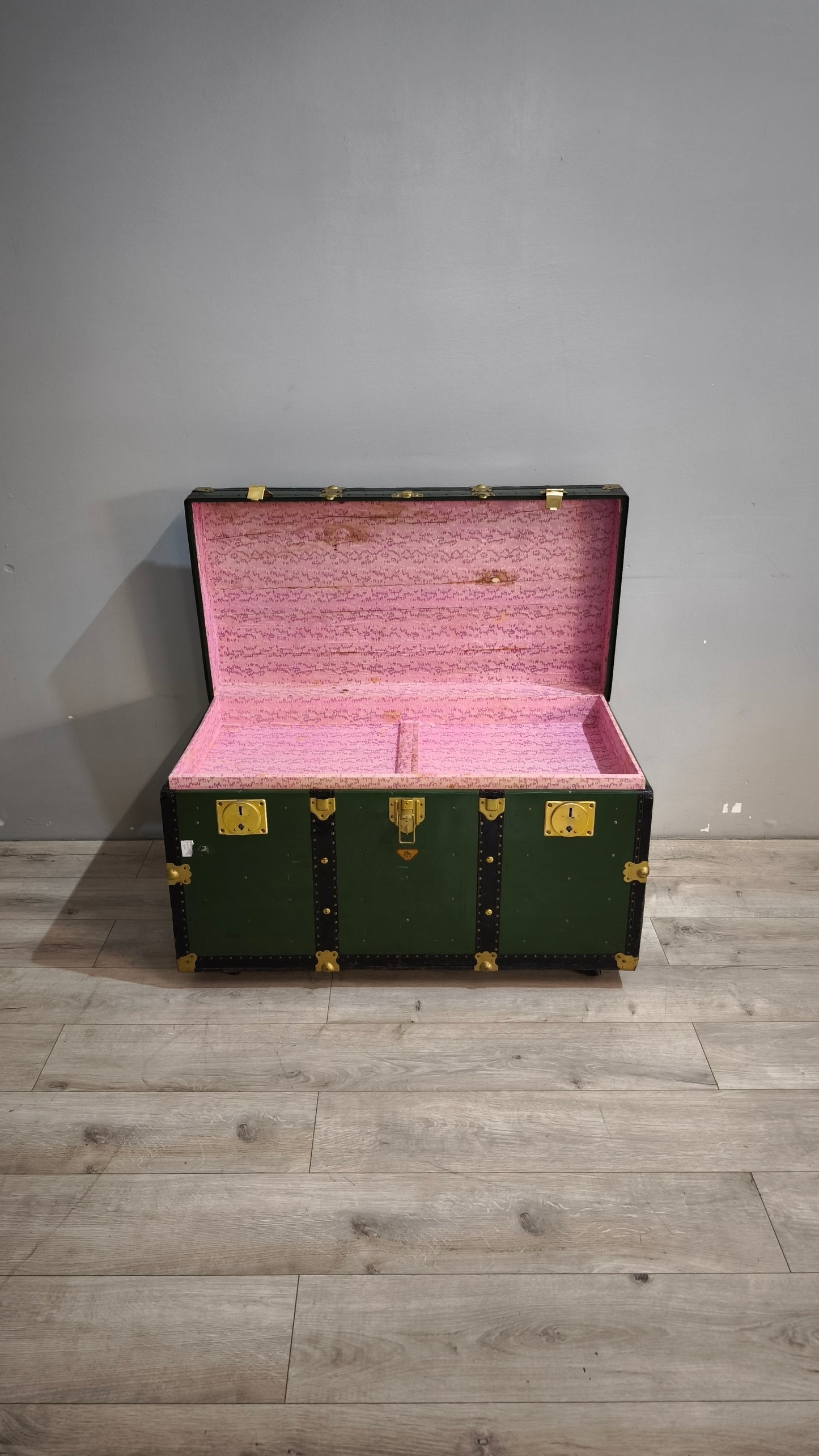 90916 Baule in legno e ferro verde con ruote