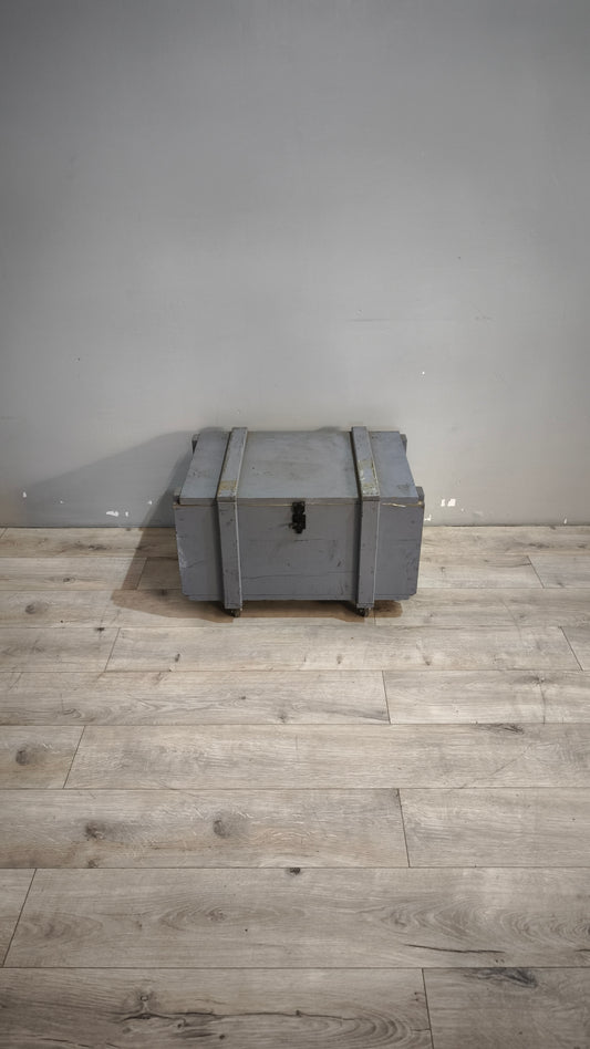 90917 Baule in legno grigio con ruote