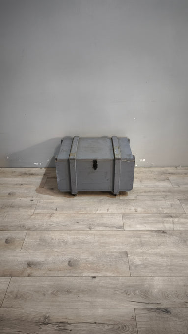 90917 Baule in legno grigio con ruote