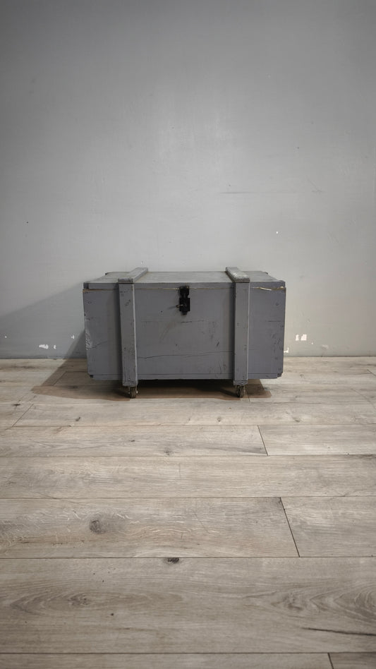 90917 Baule in legno grigio con ruote