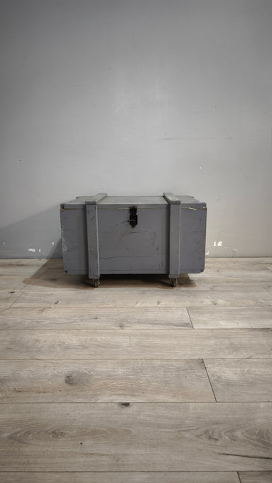 90917 Baule in legno grigio con ruote