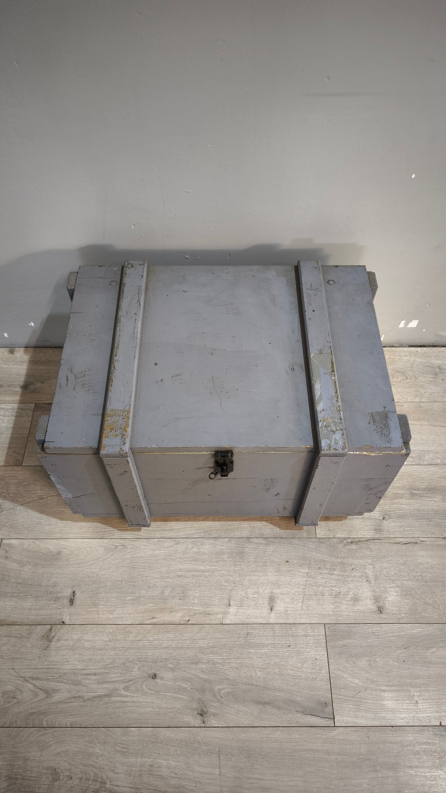 90917 Baule in legno grigio con ruote
