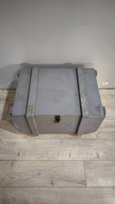 90917 Baule in legno grigio con ruote
