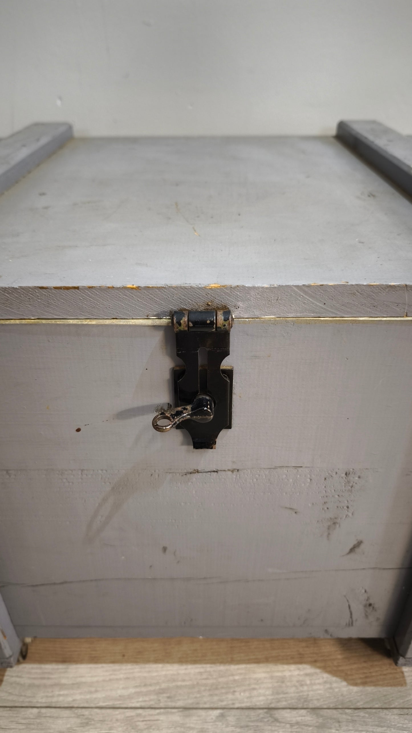 90917 Baule in legno grigio con ruote