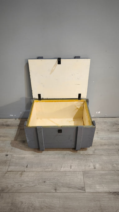 90917 Baule in legno grigio con ruote