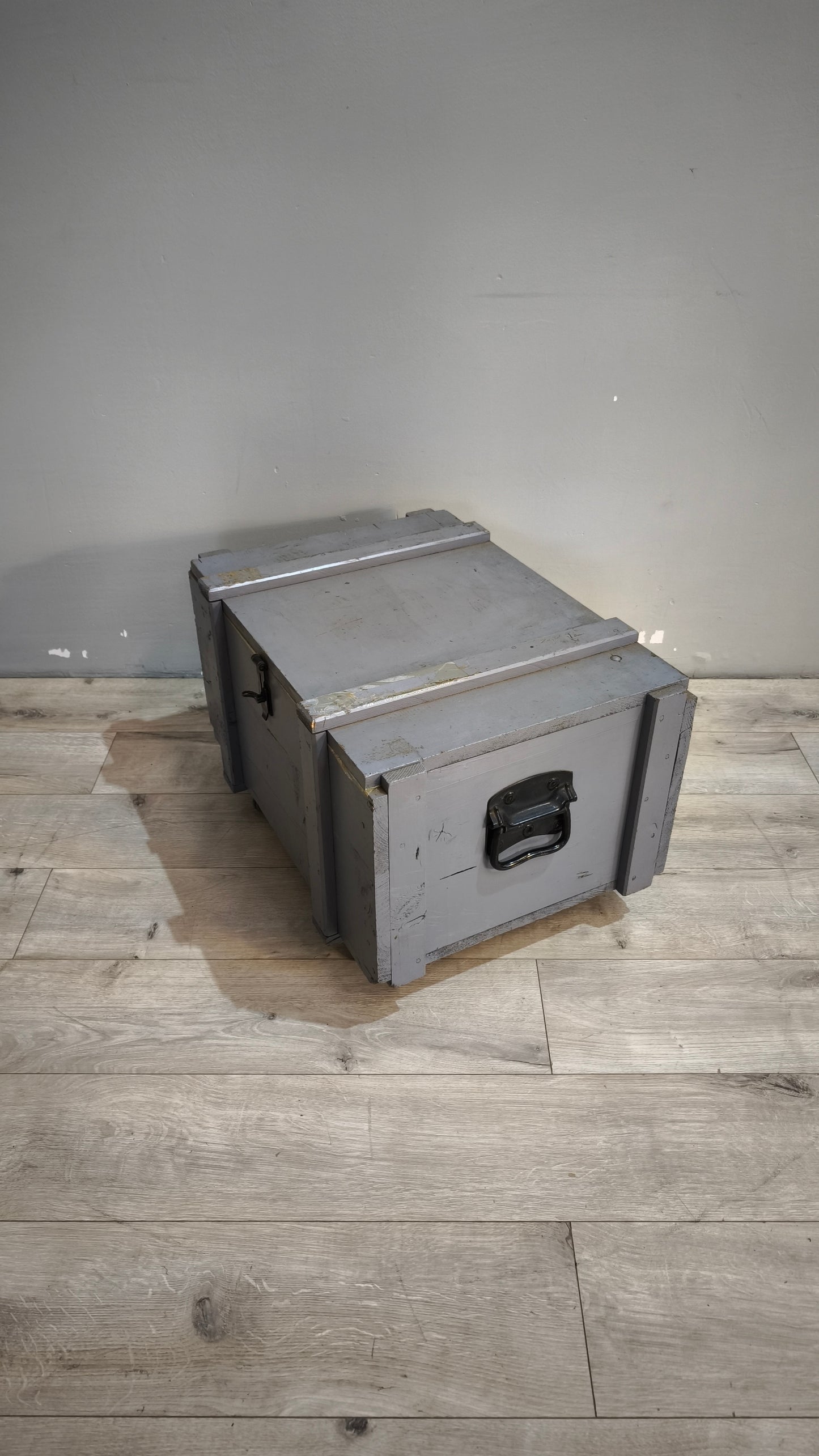90917 Baule in legno grigio con ruote