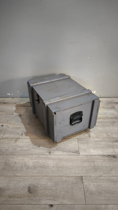 90917 Baule in legno grigio con ruote