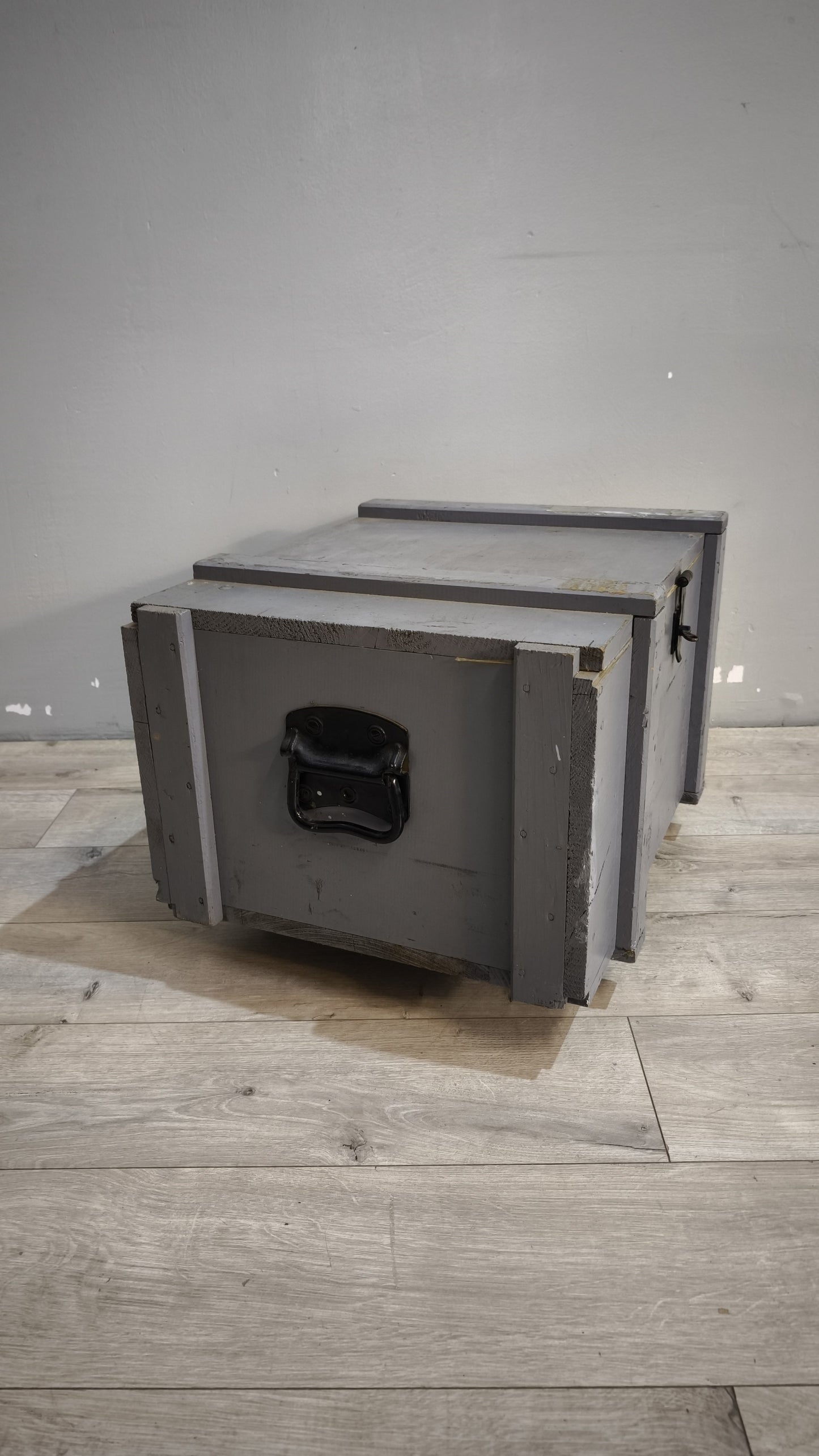 90917 Baule in legno grigio con ruote