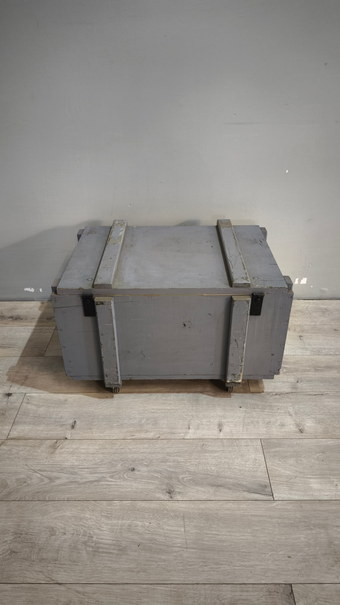 90917 Baule in legno grigio con ruote