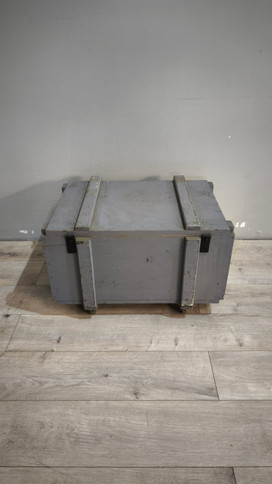 90917 Baule in legno grigio con ruote