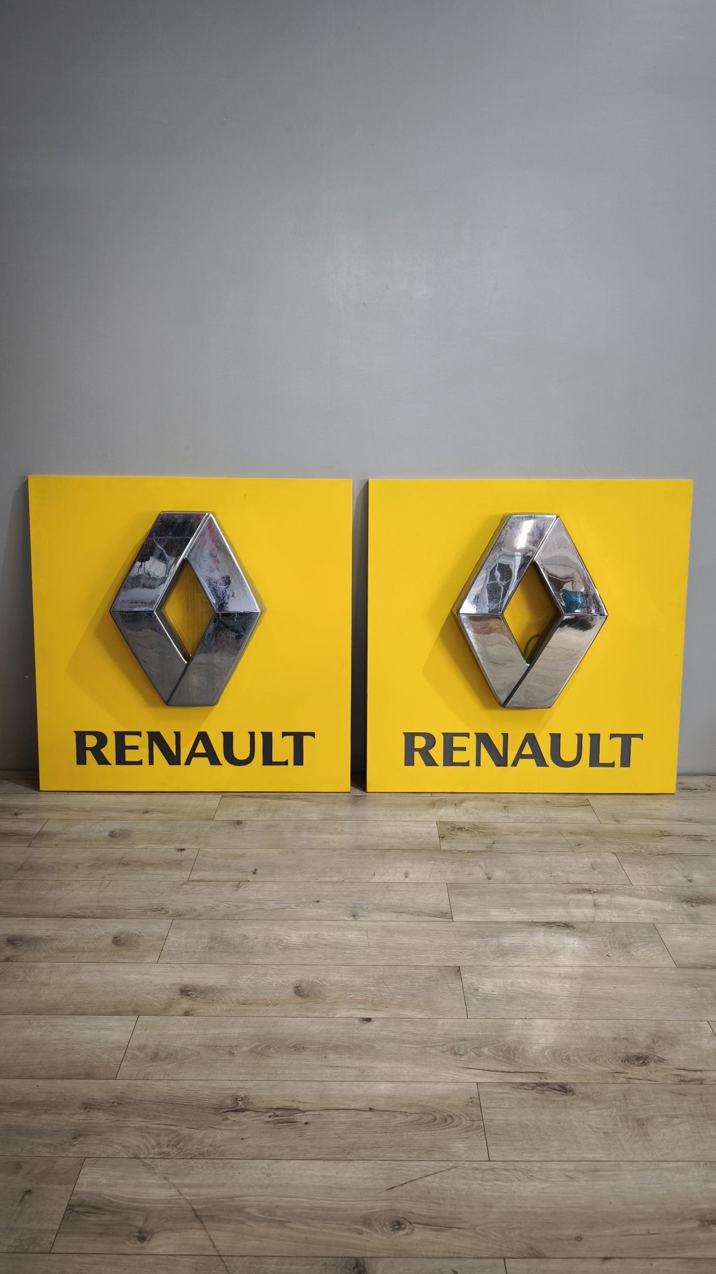 105 Insegna Renault in metallo