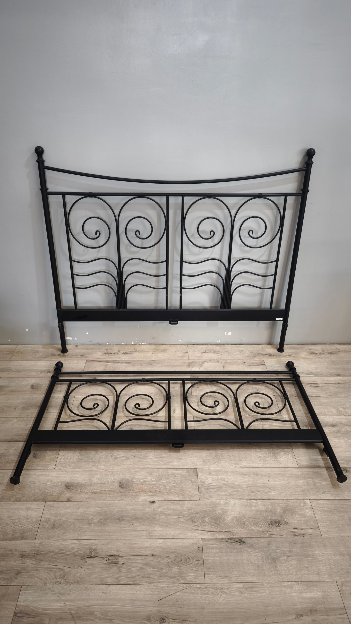 90957 Struttura letto matrimoniale Ikea in ferro nero