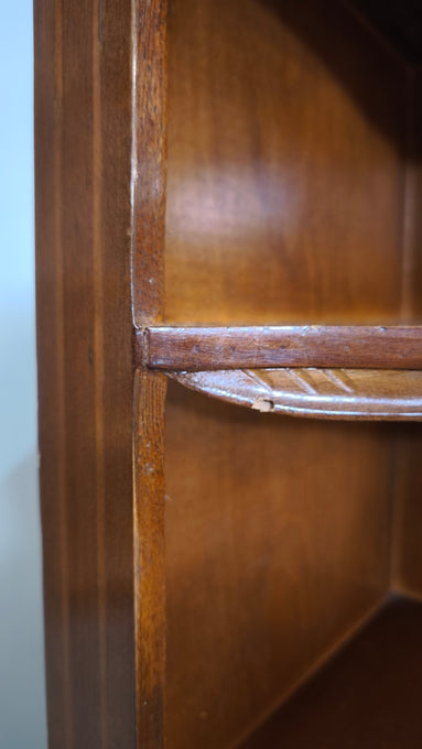 90977 Angoliera bassa in legno con tre ripiani