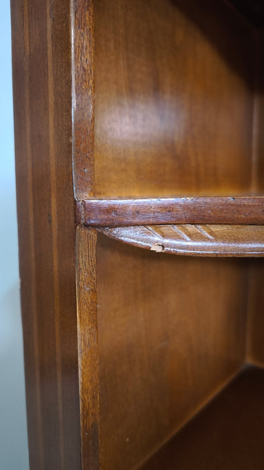 90977 Angoliera bassa in legno con tre ripiani