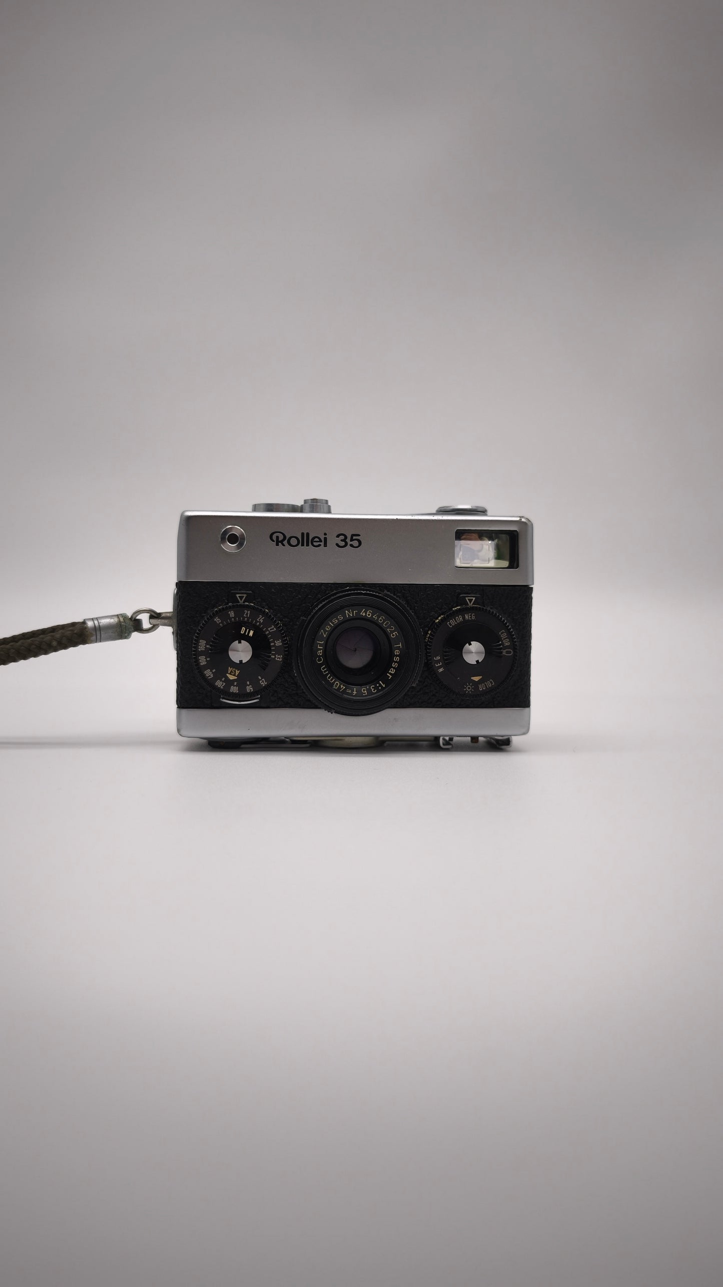 90965 Macchina fotografica vintage Rollei 35 con custodia