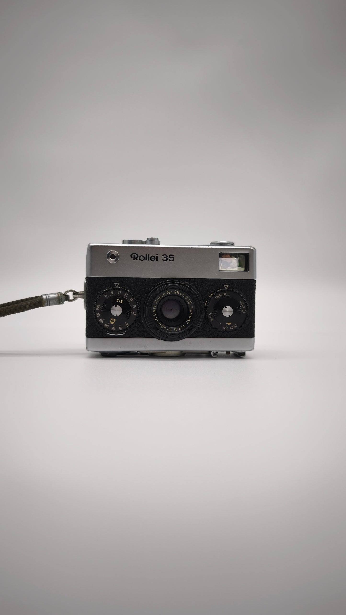 90965 Macchina fotografica vintage Rollei 35 con custodia