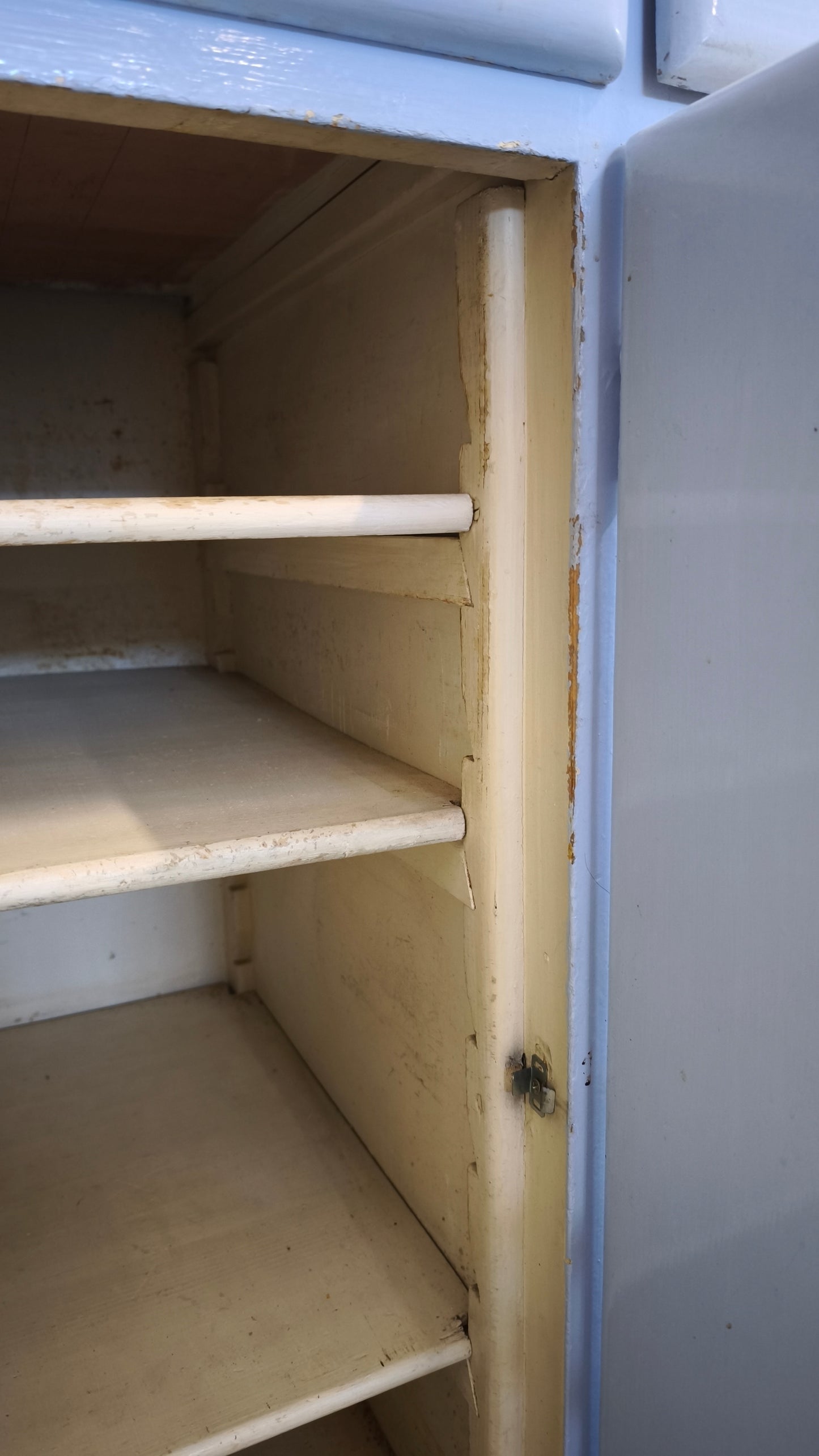 129 Credenza anni '50 celeste con piano in marmo