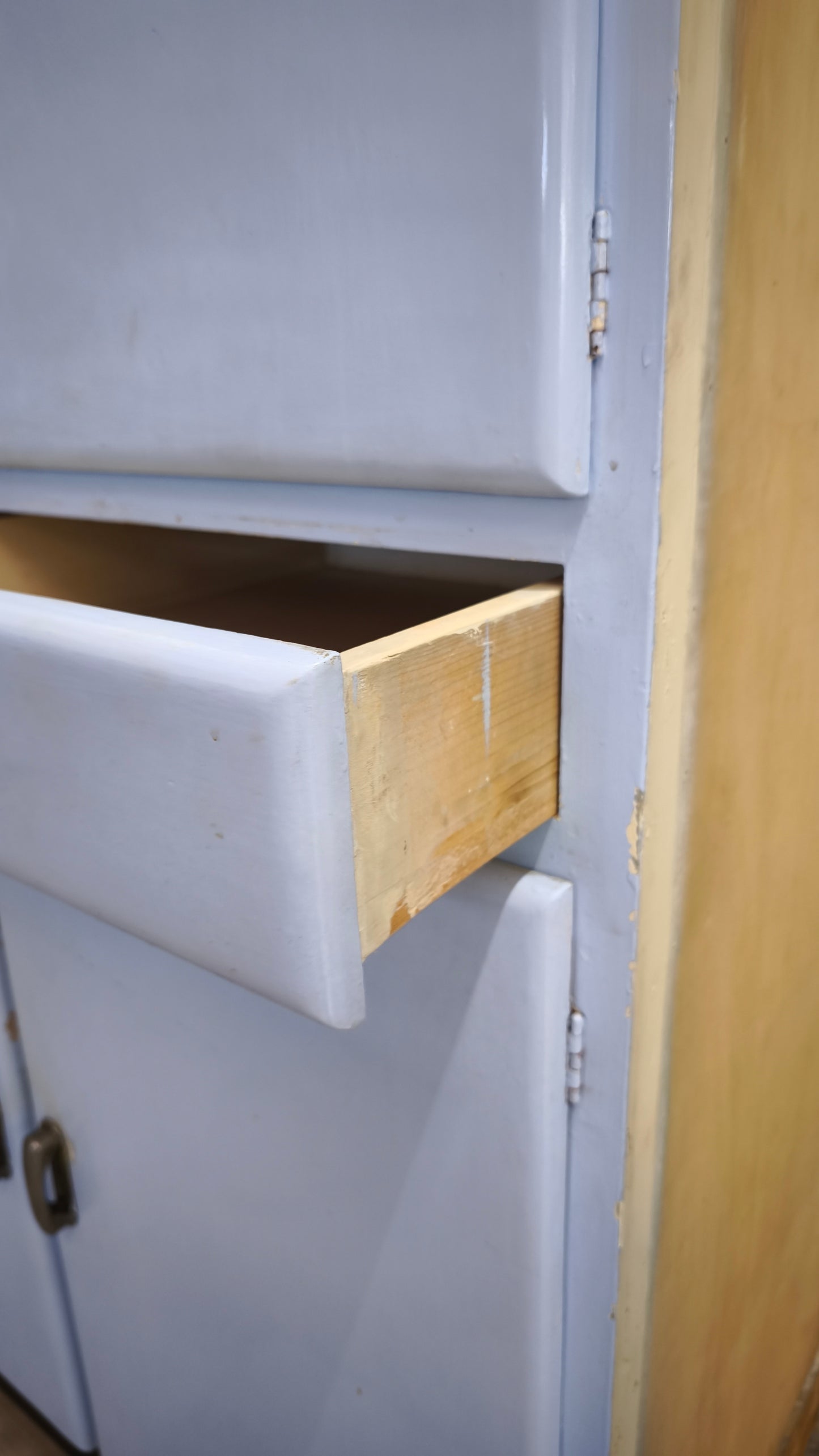 129 Credenza anni '50 celeste con piano in marmo