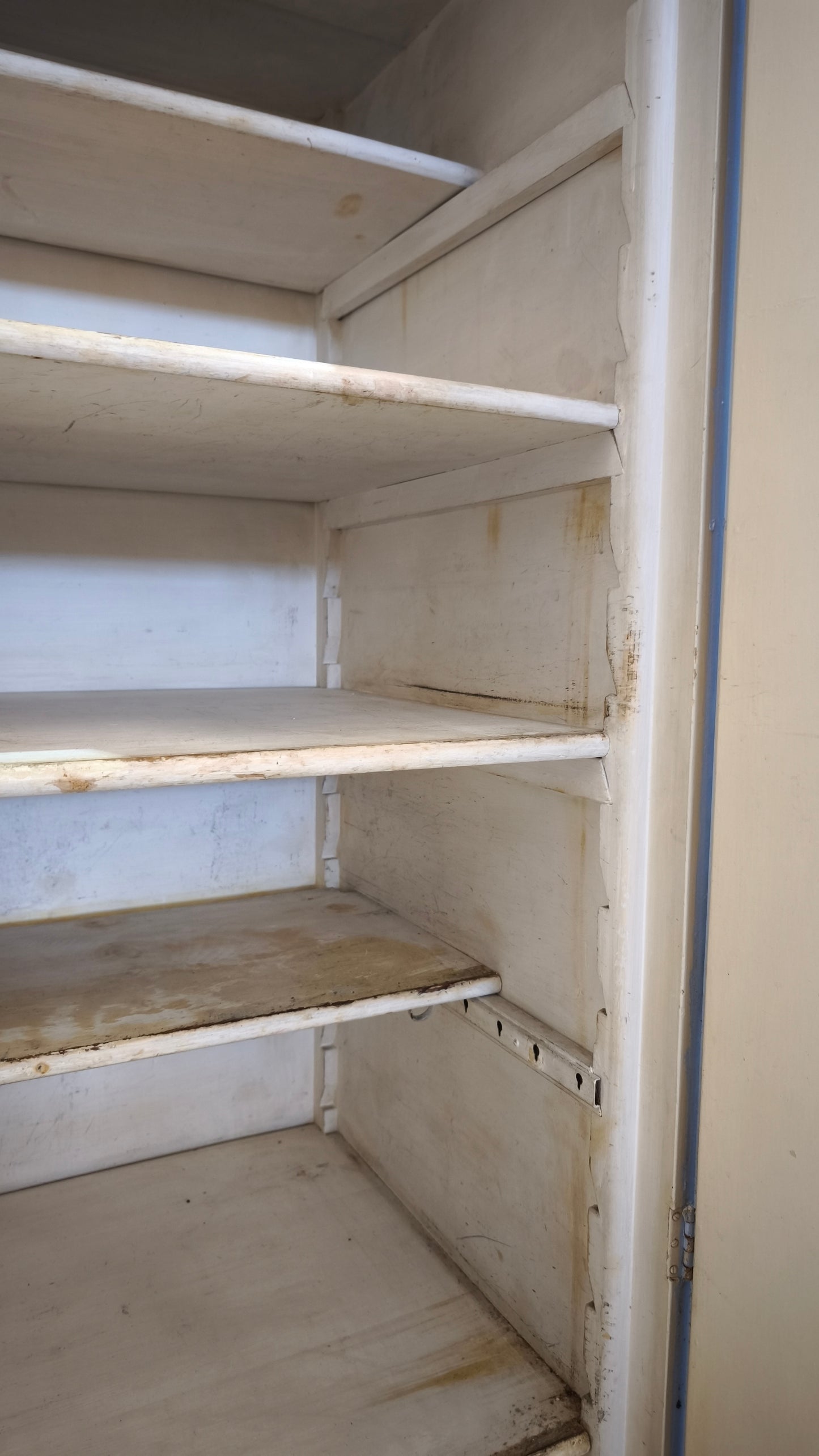 130 Credenzina anni '50 dipinta celeste