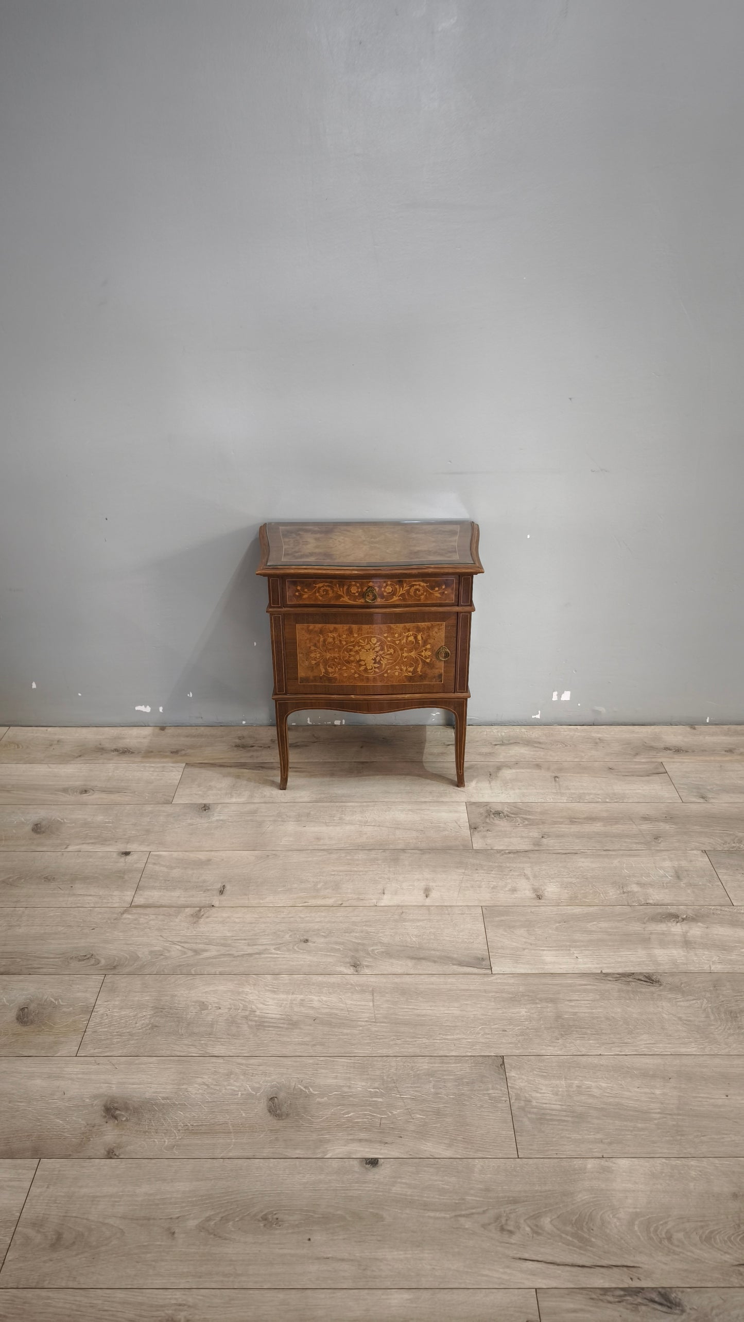 135 Comodino intarsiato in legno