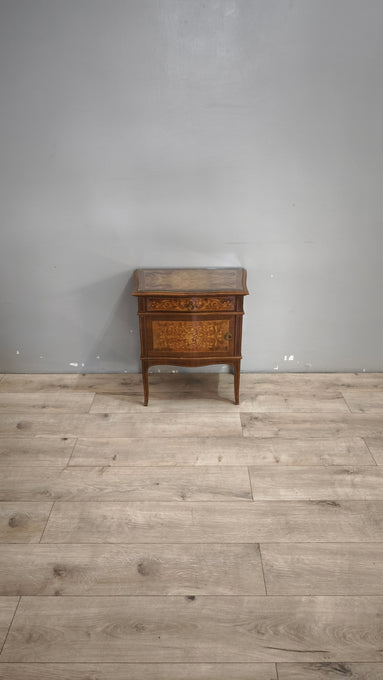 135 Comodino intarsiato in legno
