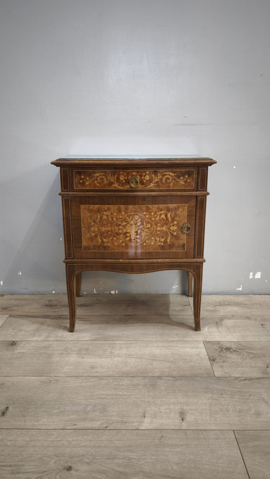 135 Comodino intarsiato in legno