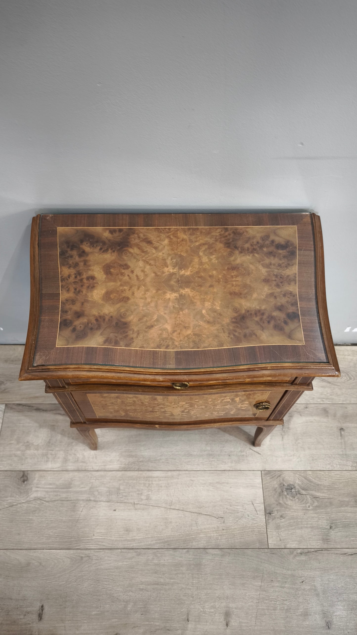 135 Comodino intarsiato in legno