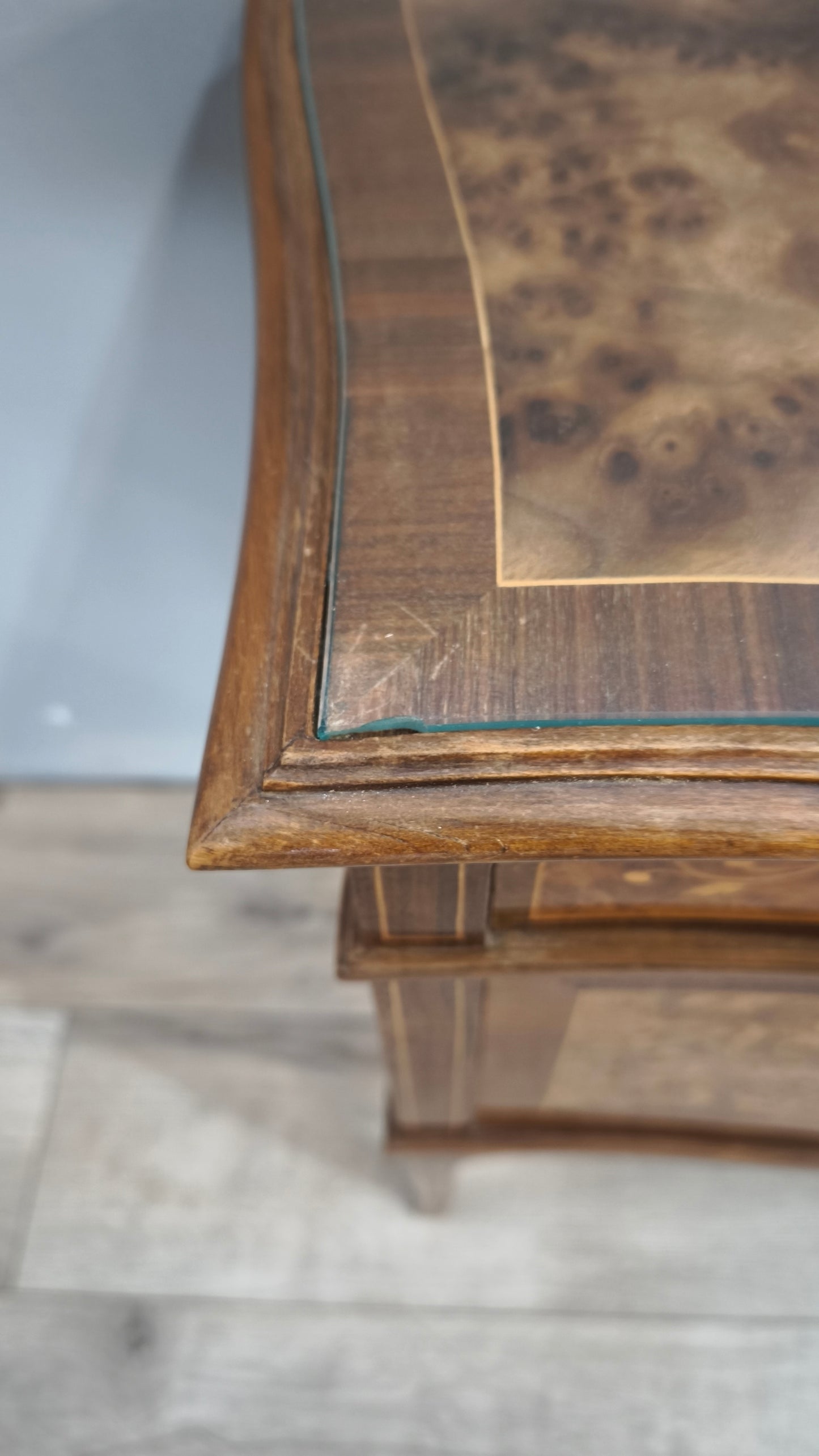 135 Comodino intarsiato in legno
