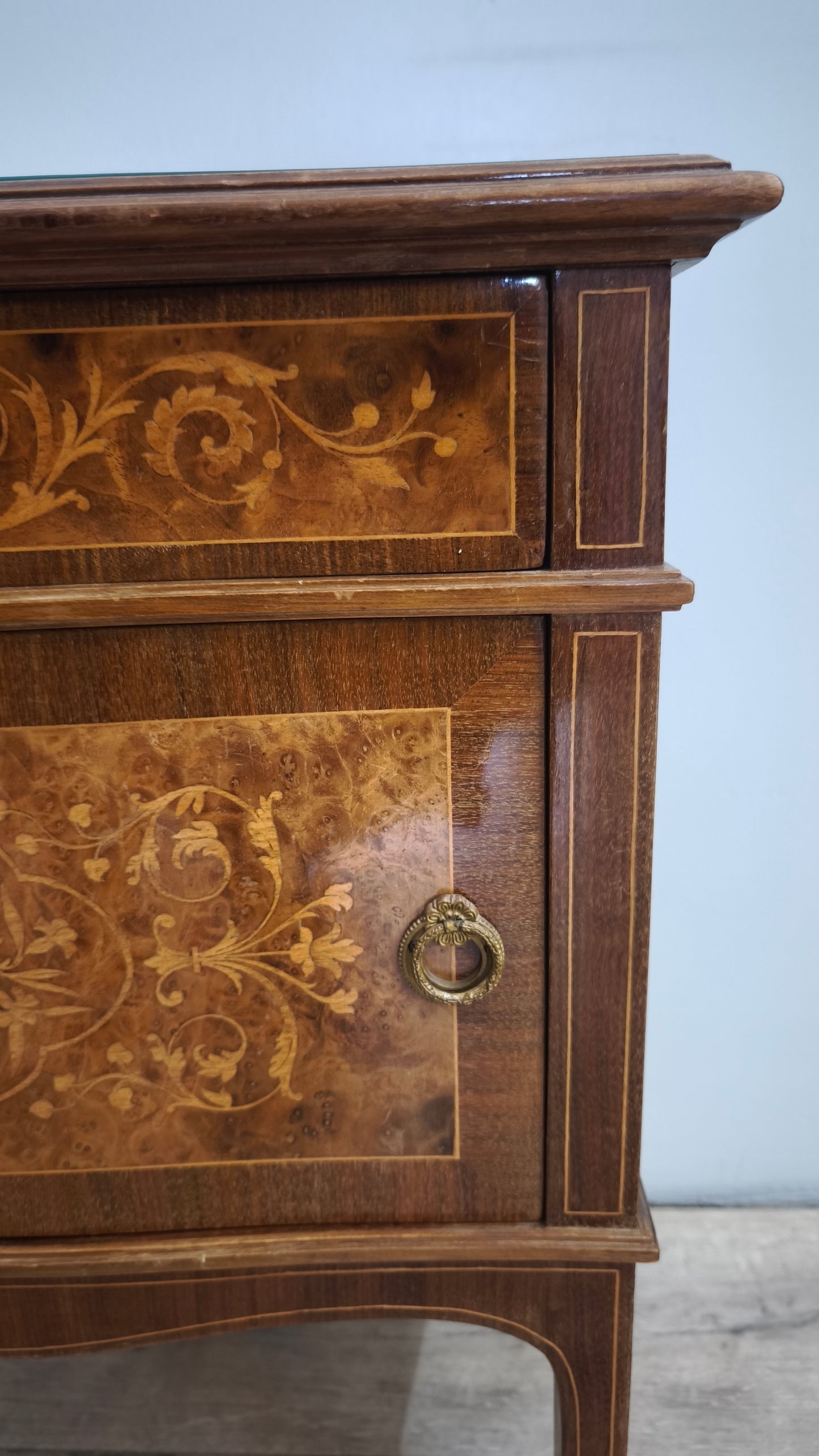 135 Comodino intarsiato in legno