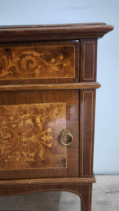 135 Comodino intarsiato in legno