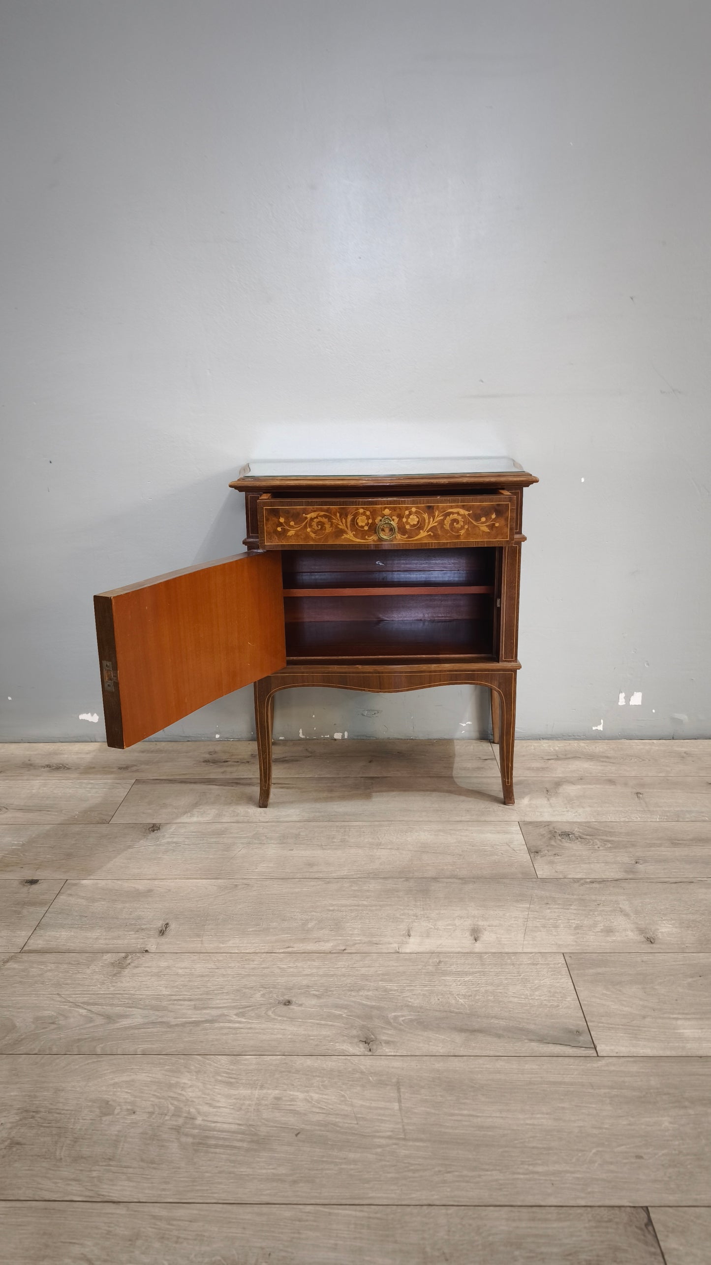 135 Comodino intarsiato in legno