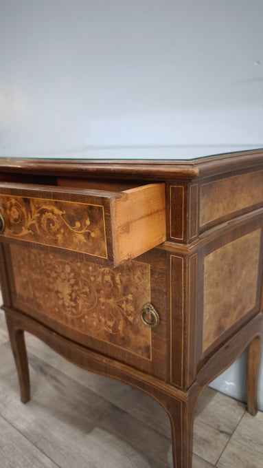 135 Comodino intarsiato in legno