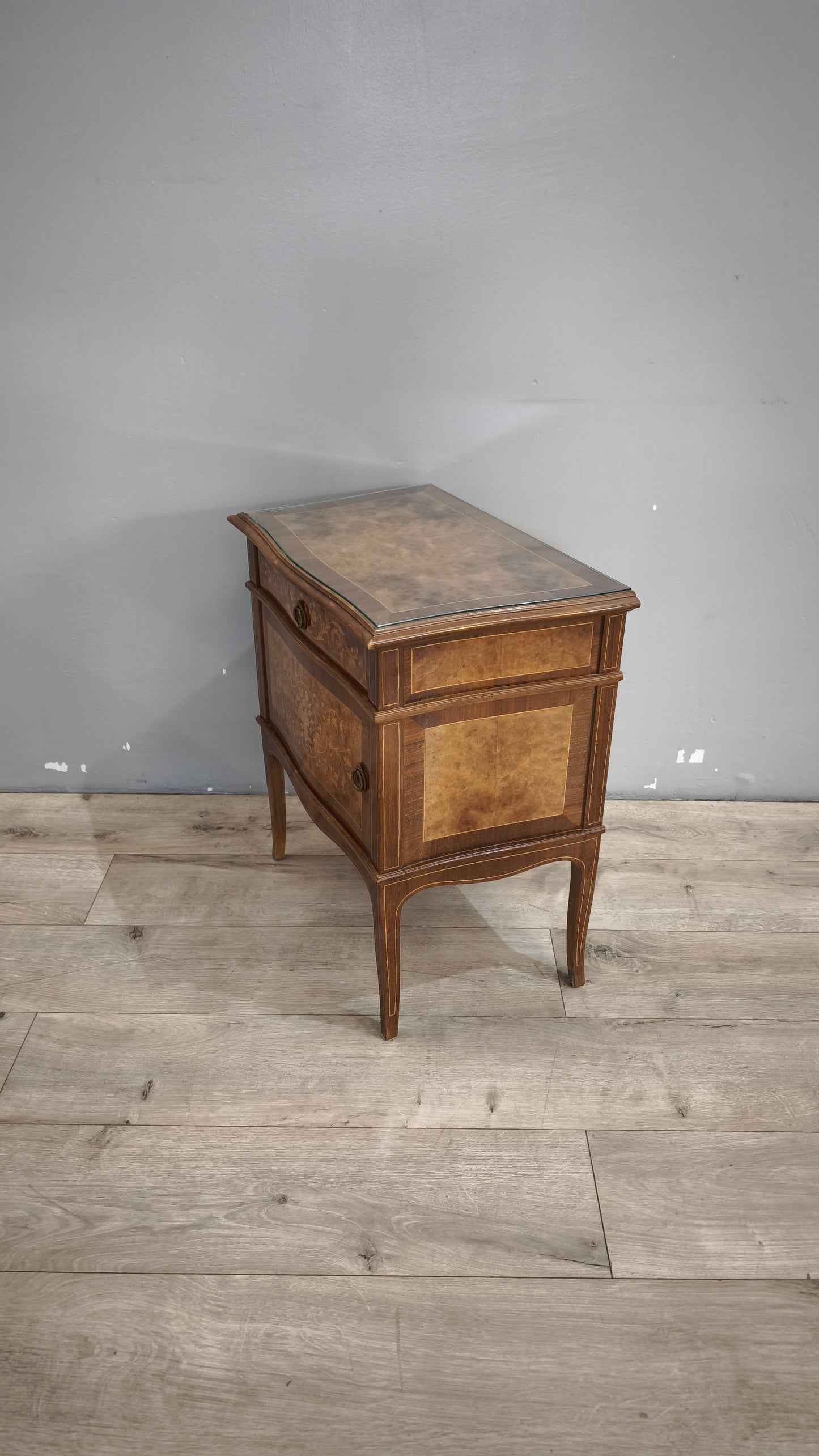 135 Comodino intarsiato in legno