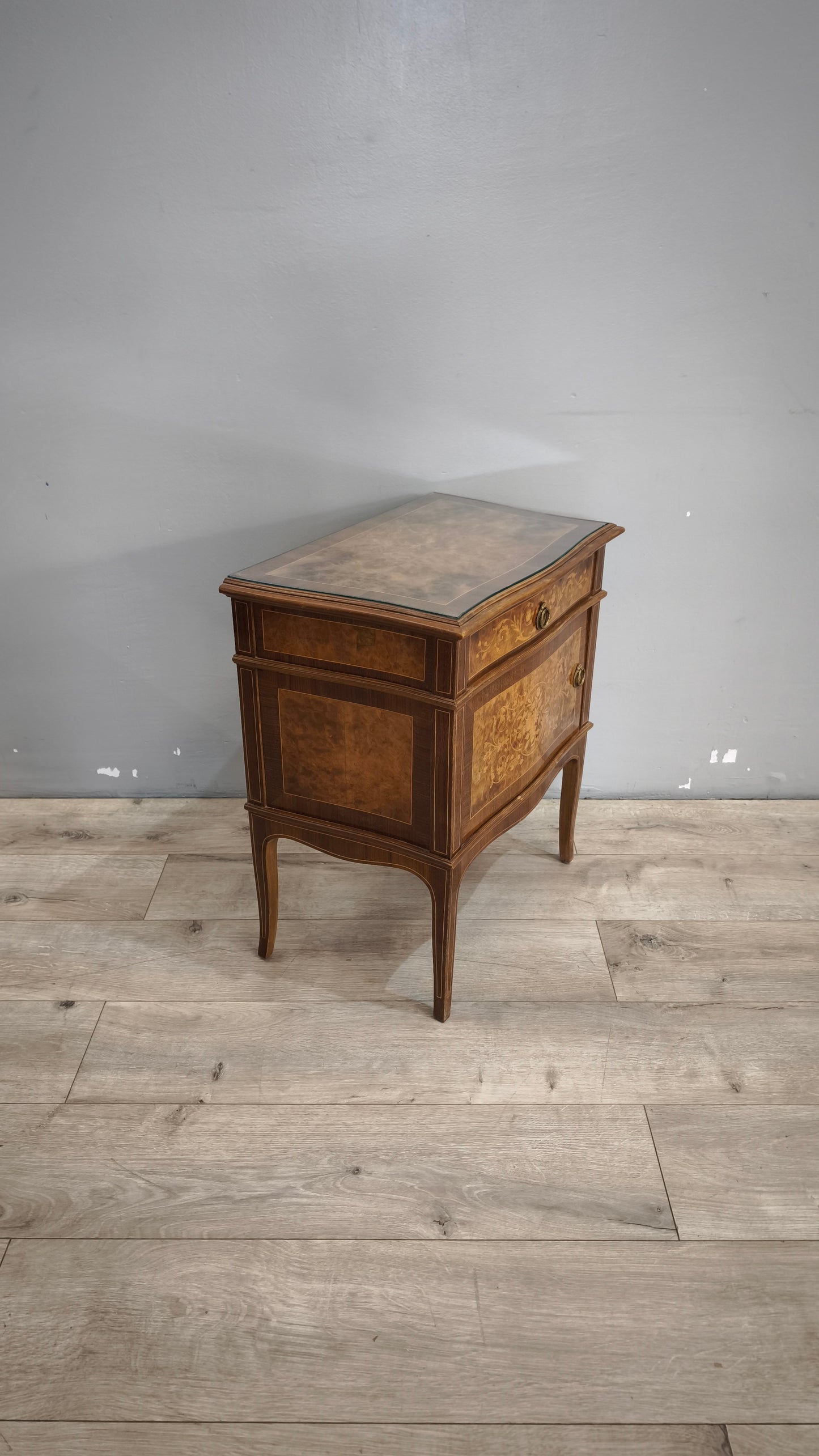 135 Comodino intarsiato in legno
