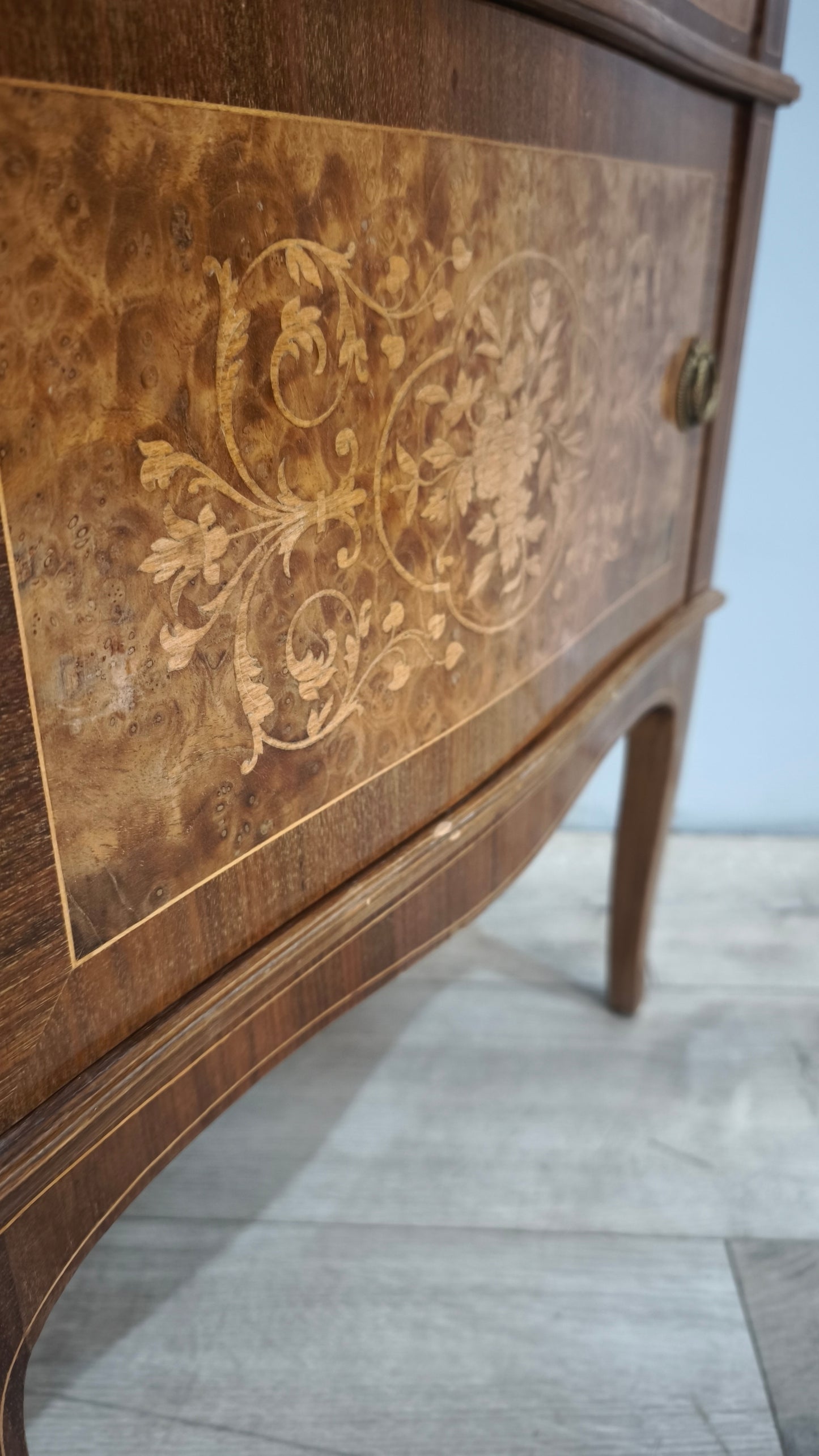 135 Comodino intarsiato in legno