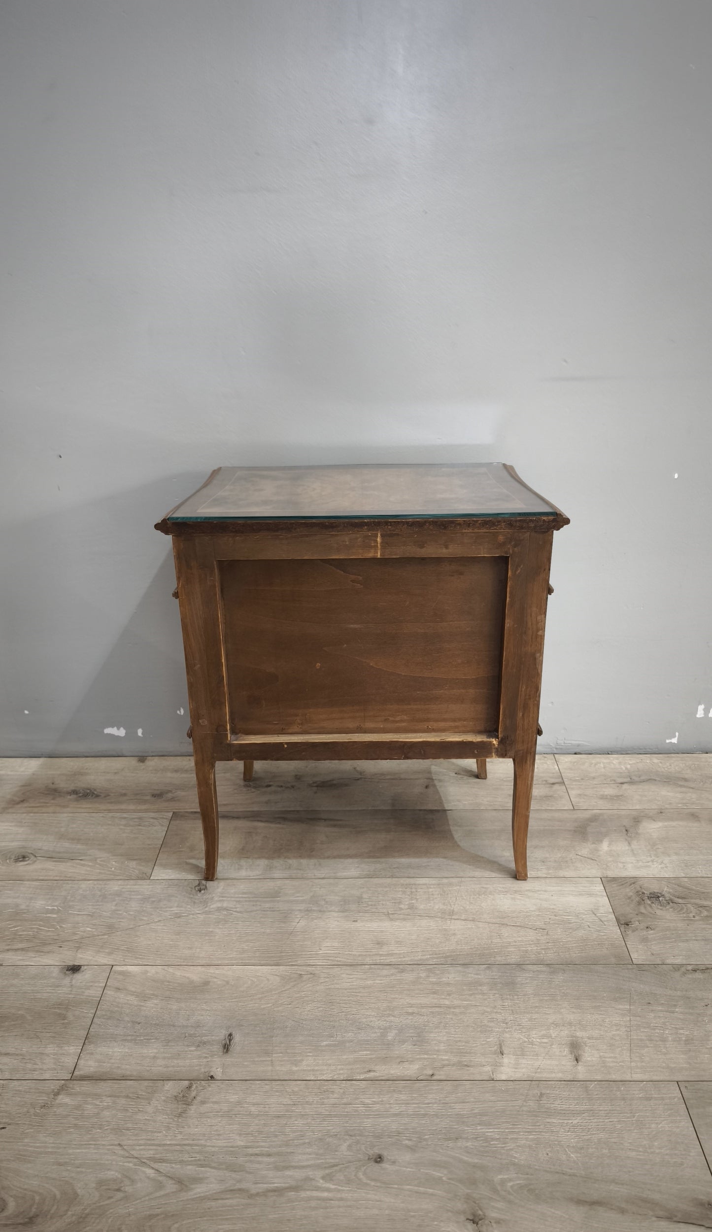 135 Comodino intarsiato in legno