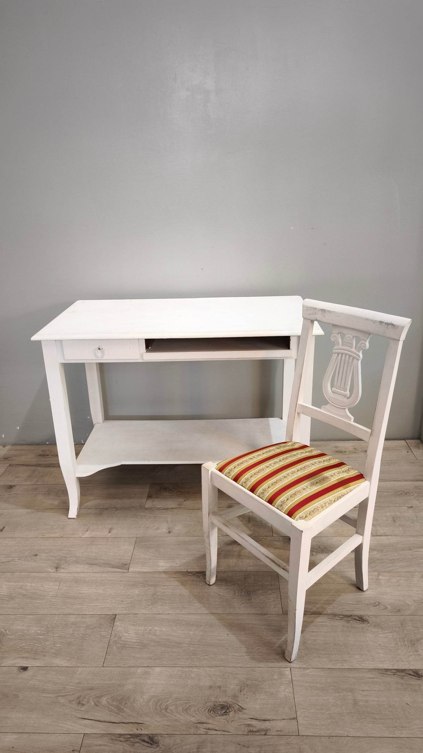 91167 Scrivania bianca con sedia