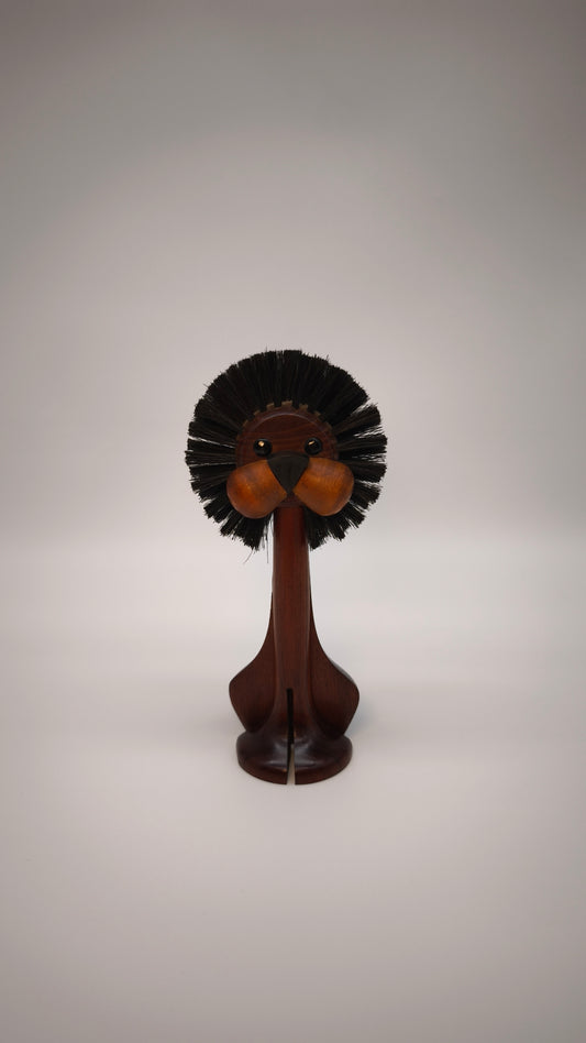 144 Spazzola leva pelucchi figurativa danese in legno, anni '50-60