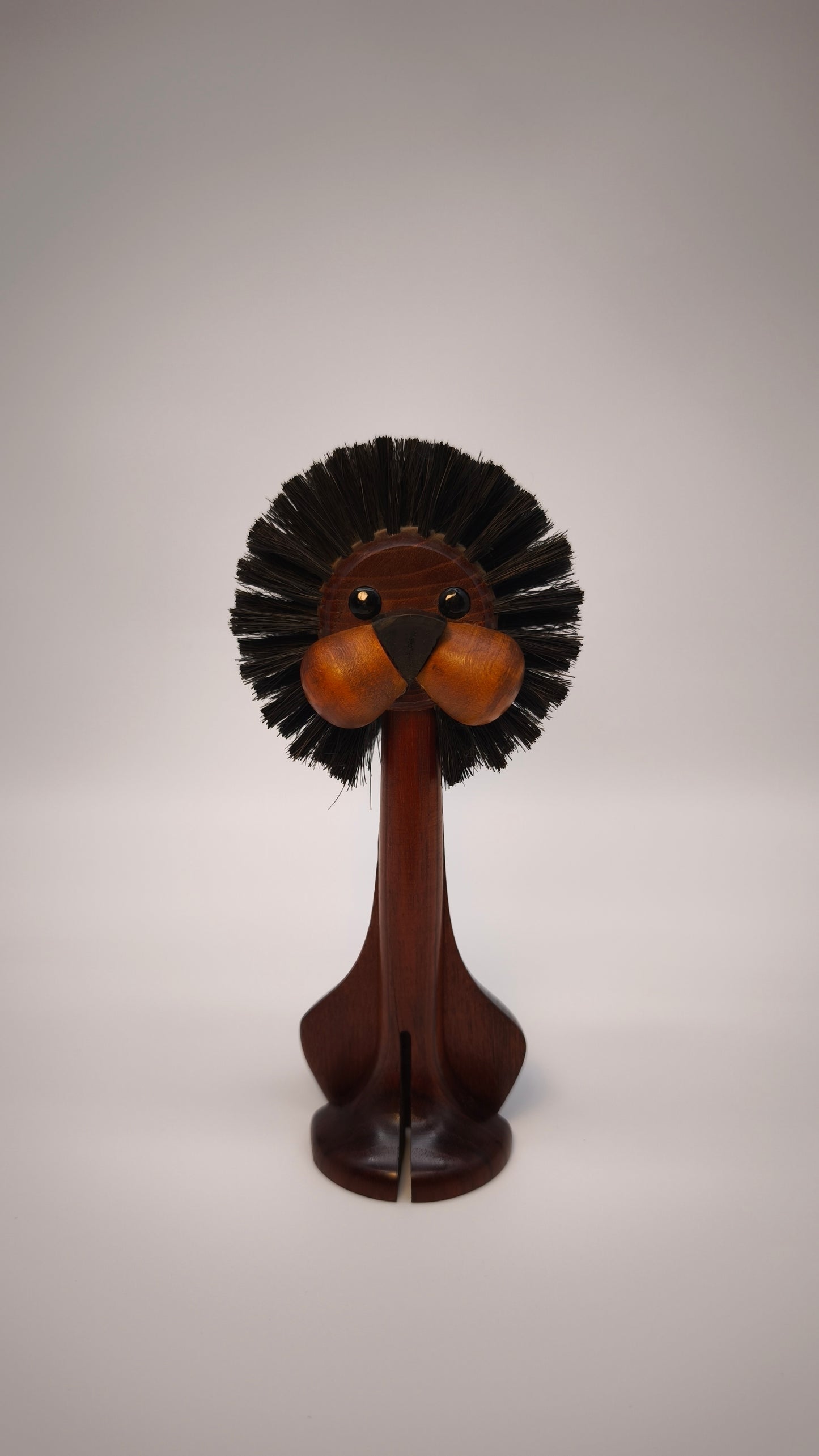 144 Spazzola leva pelucchi figurativa danese in legno, anni '50-60