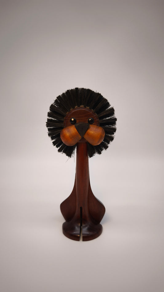 144 Spazzola leva pelucchi figurativa danese in legno, anni '50-60