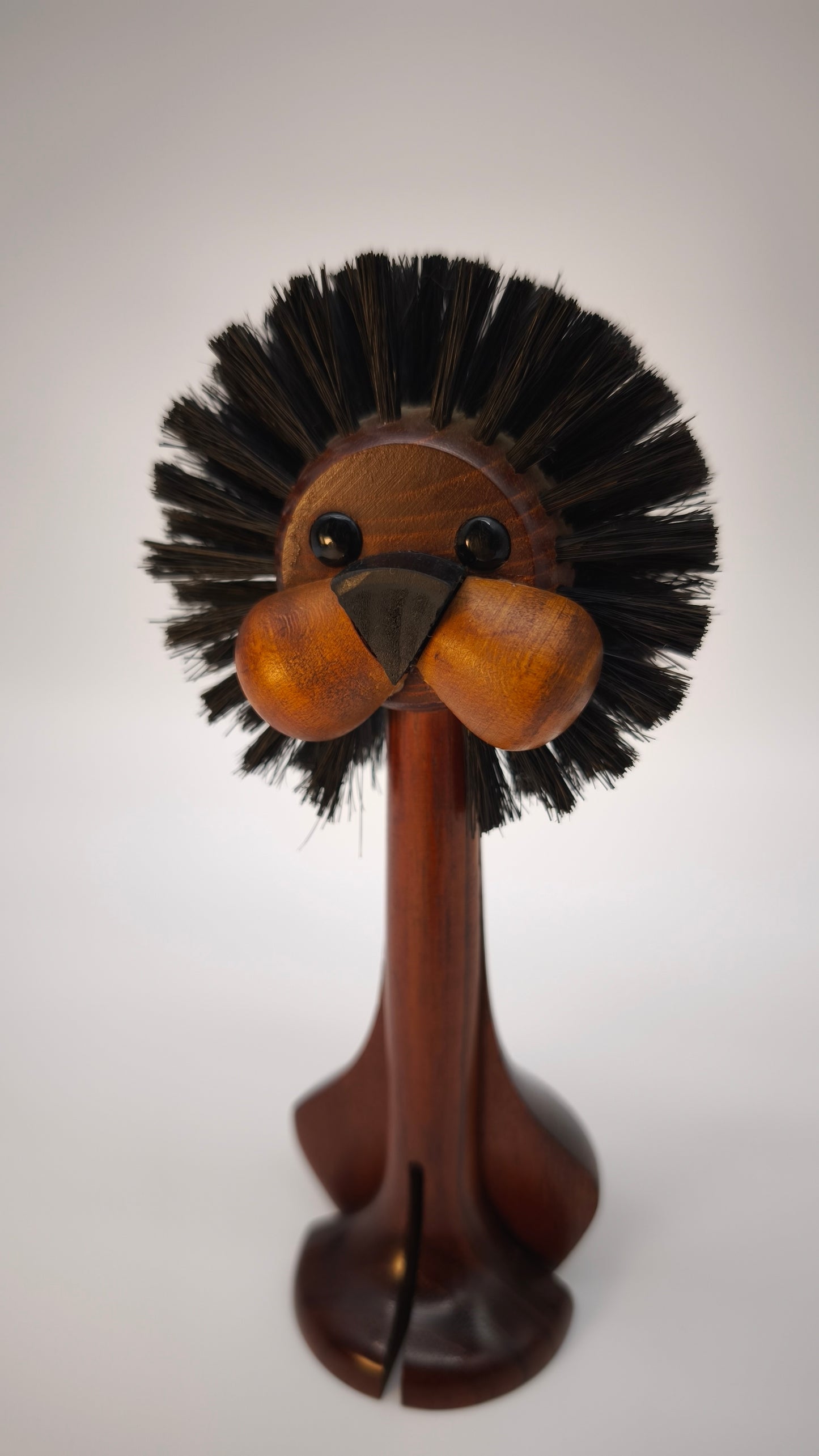 144 Spazzola leva pelucchi figurativa danese in legno, anni '50-60