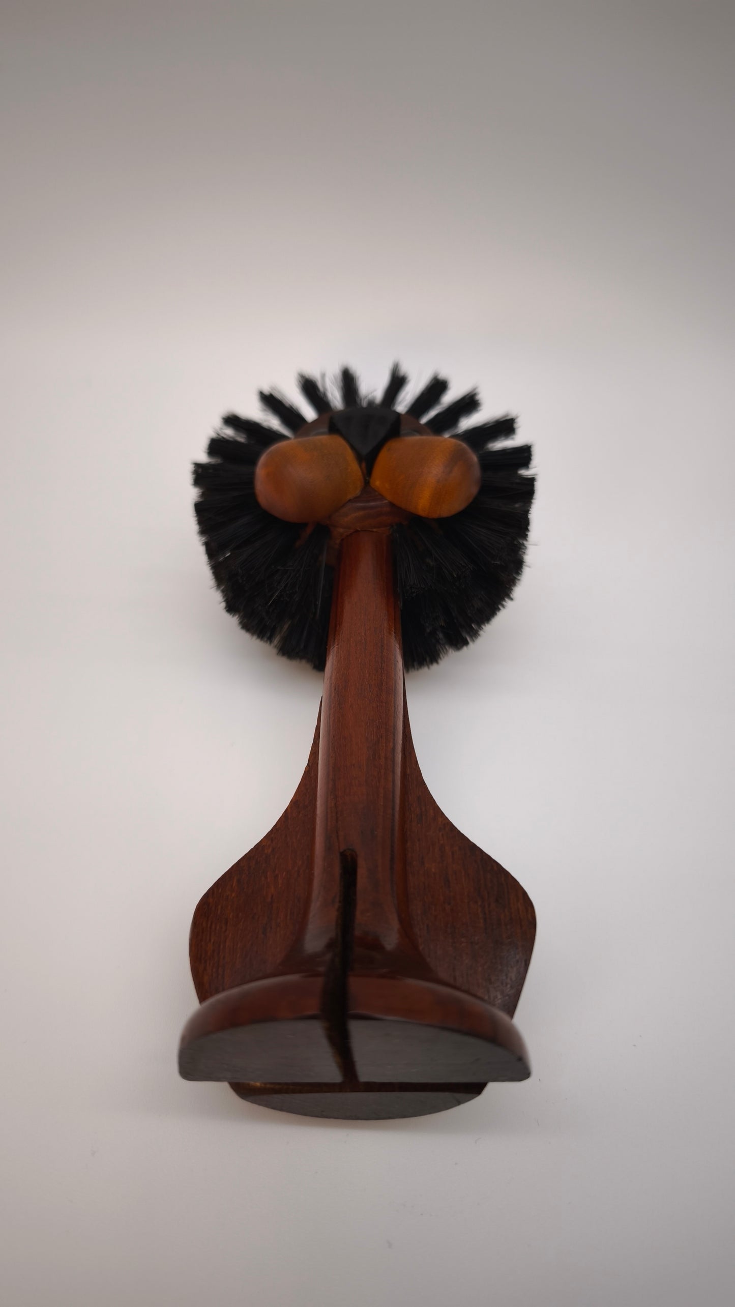 144 Spazzola leva pelucchi figurativa danese in legno, anni '50-60
