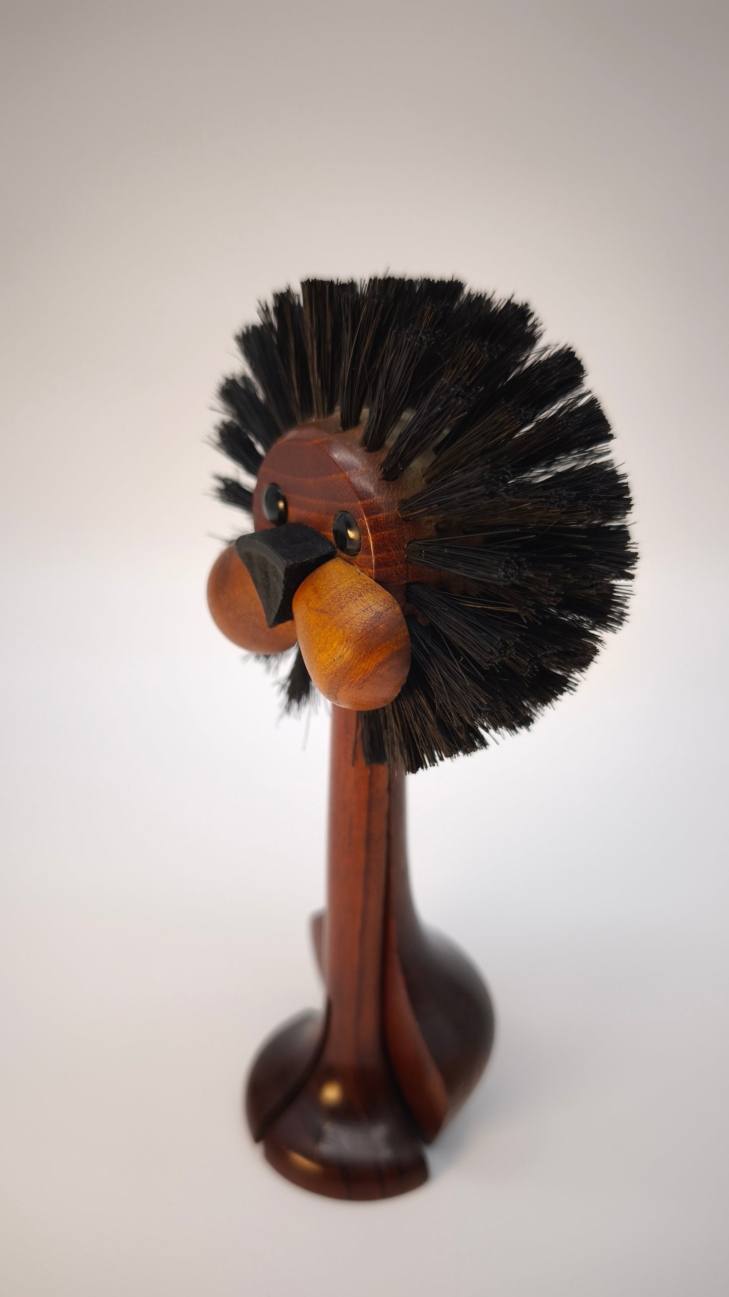 144 Spazzola leva pelucchi figurativa danese in legno, anni '50-60