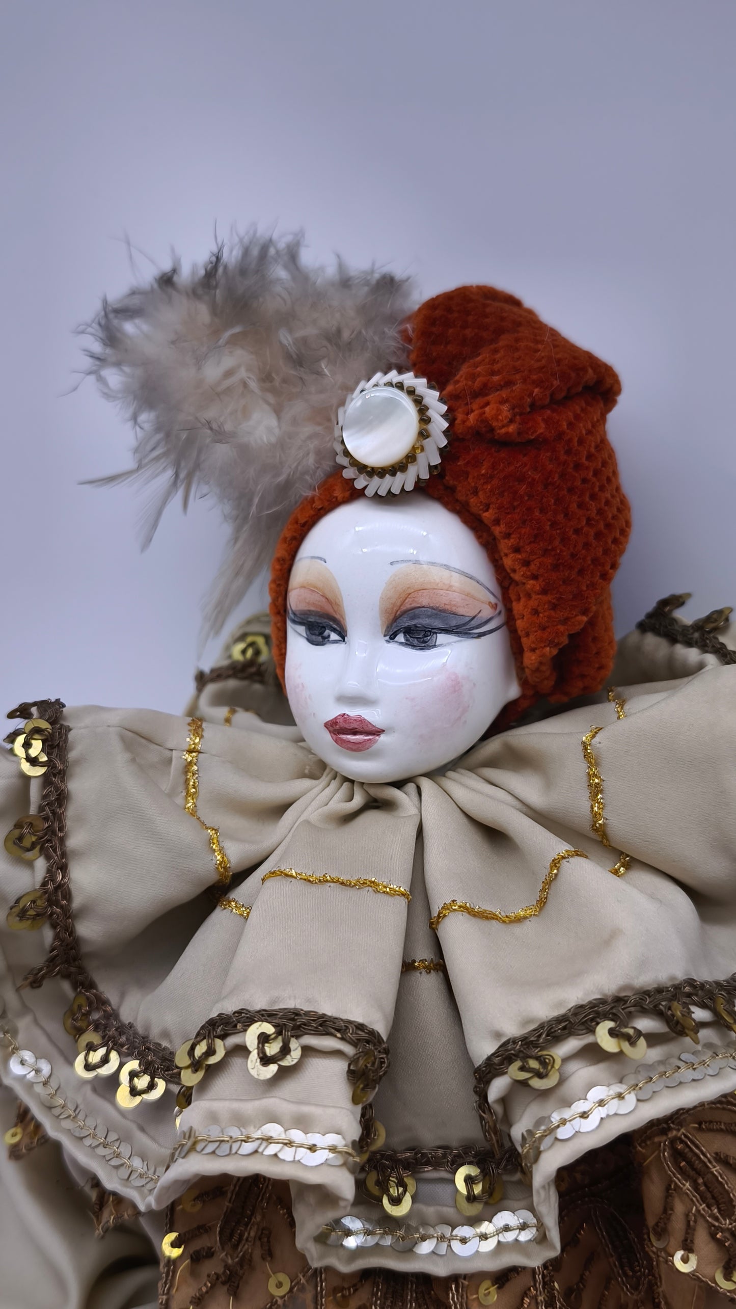 91092 Bambola veneziana in ceramica con costume